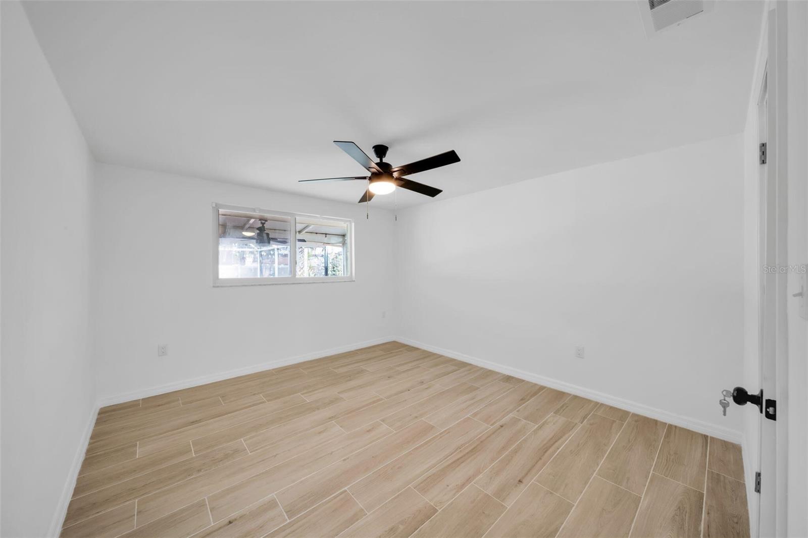 Image 12 of 30 For 3307 Pinetree Street