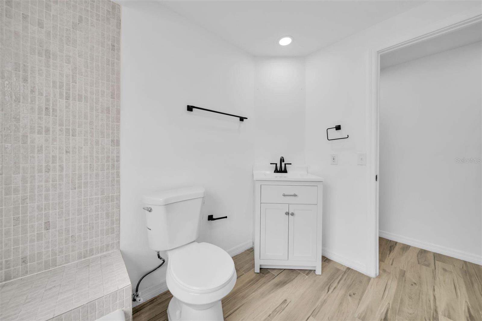 Image 15 of 30 For 3307 Pinetree Street