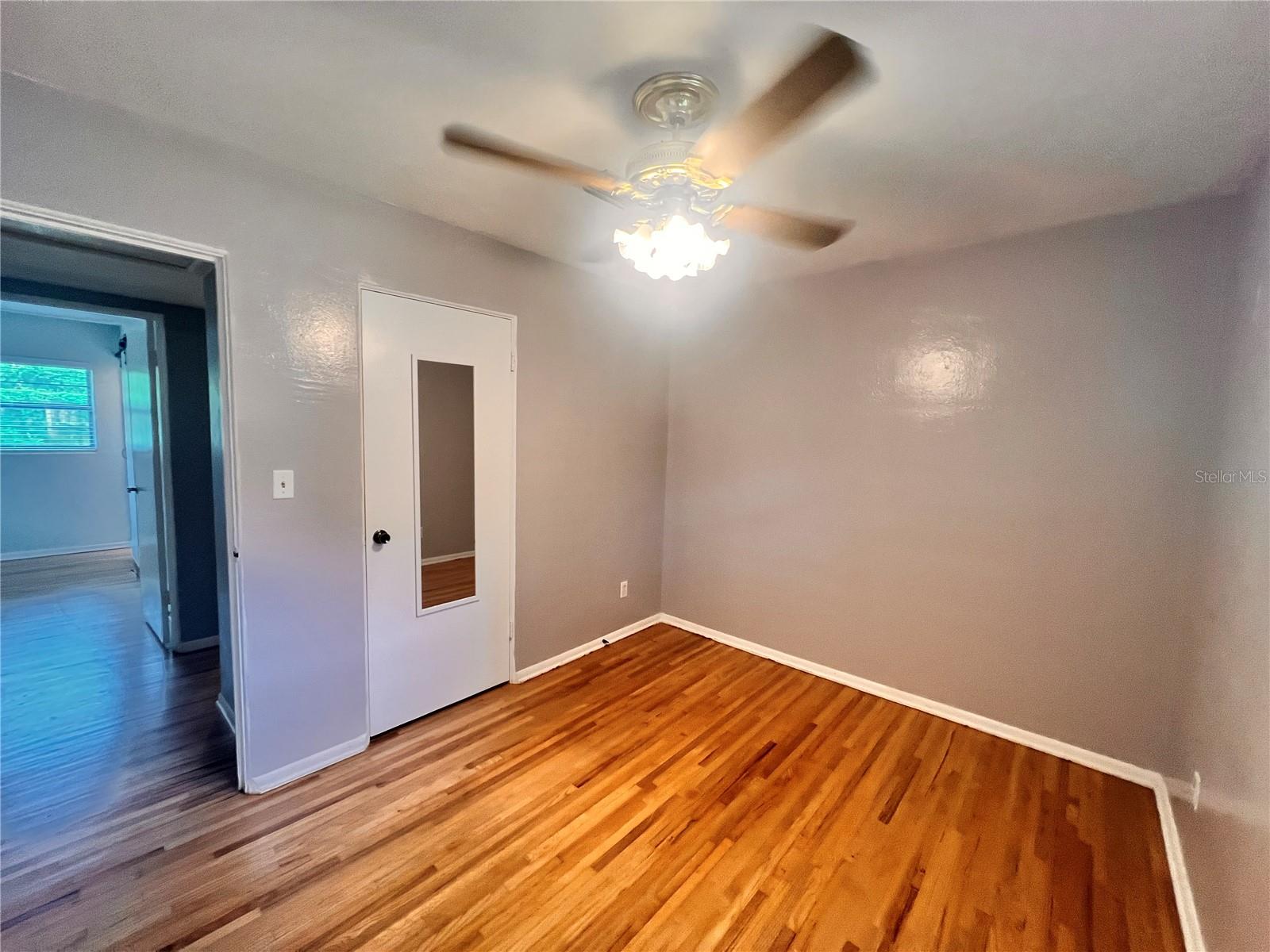 Image 11 of 25 For 526 Baxter Street