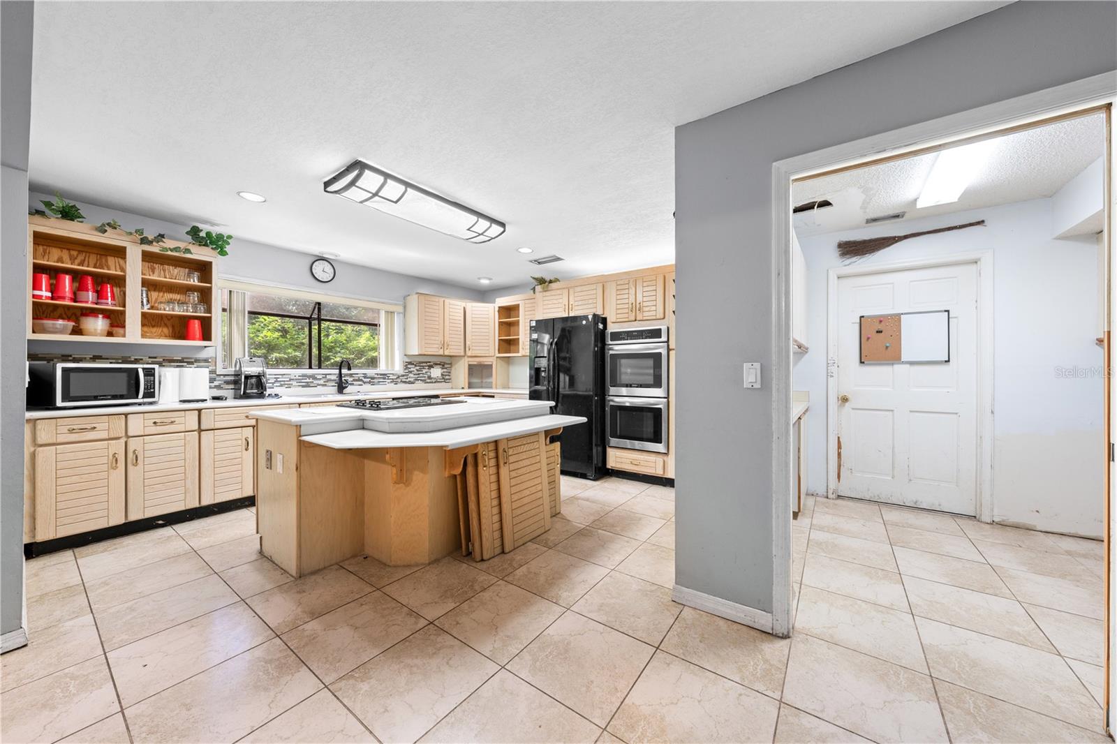 Image 17 of 72 For 1870 King Edward Drive