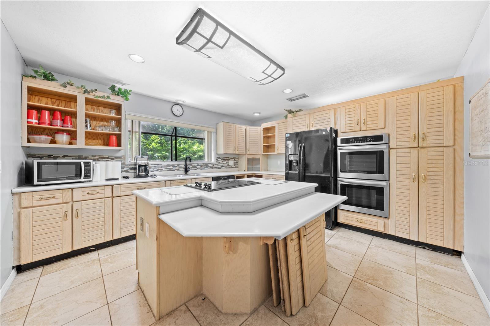 Image 18 of 72 For 1870 King Edward Drive