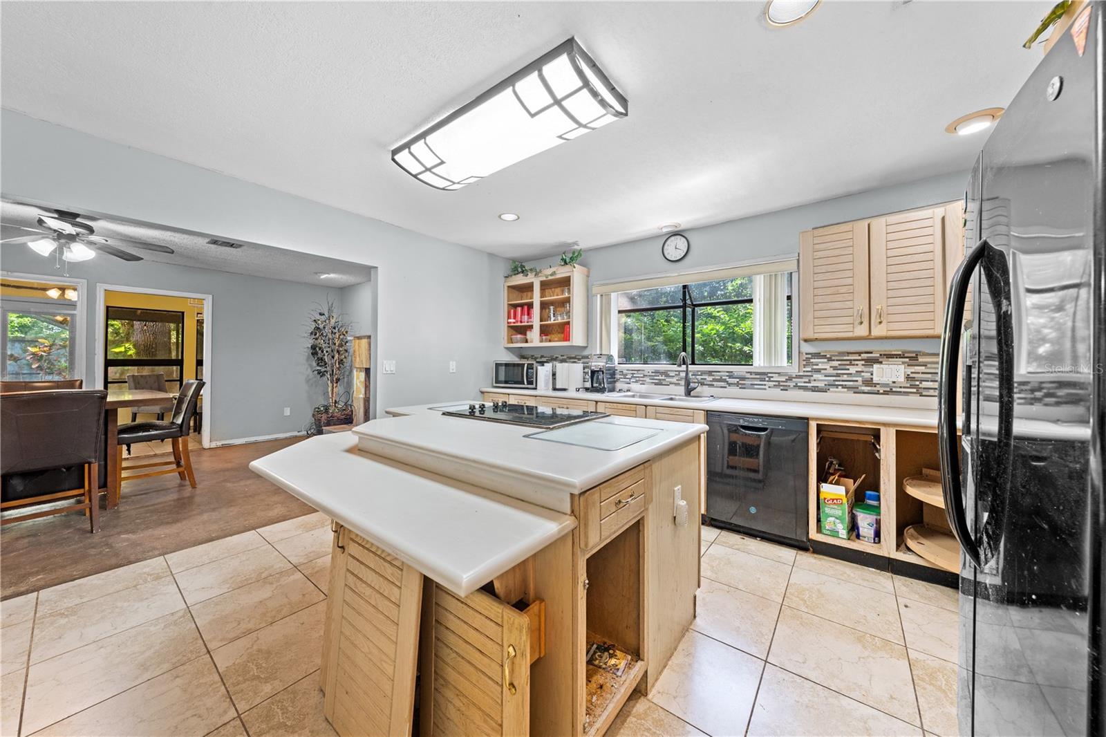 Image 19 of 72 For 1870 King Edward Drive