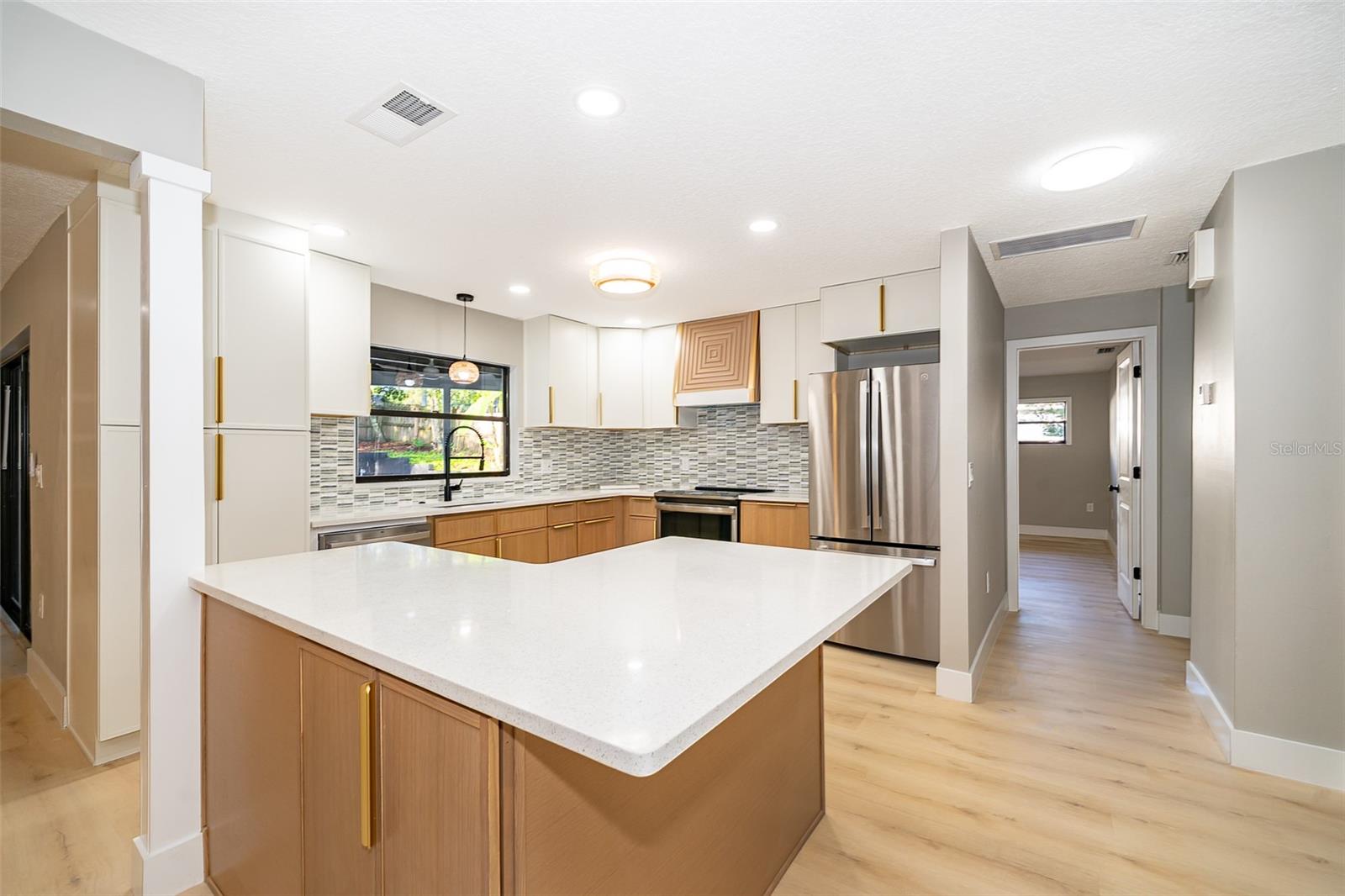 Image 10 of 35 For 201 Lyndhurst Court