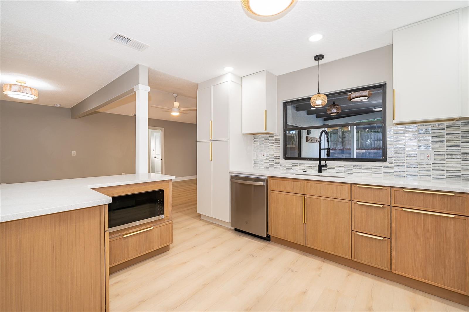 Image 12 of 35 For 201 Lyndhurst Court