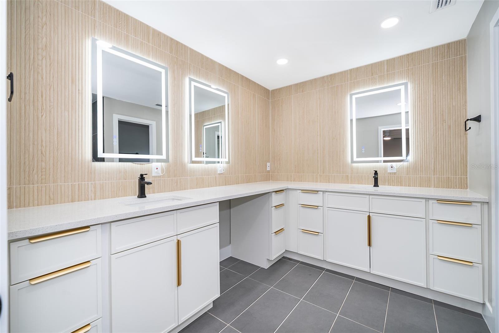 Image 14 of 35 For 201 Lyndhurst Court