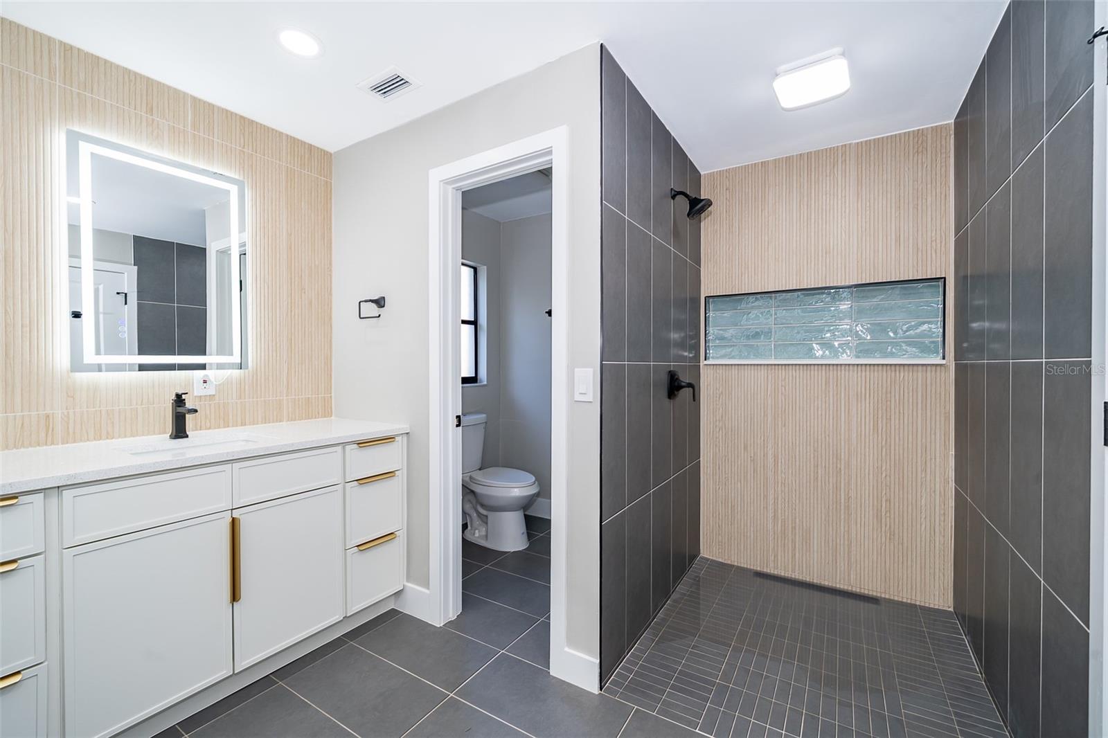 Image 15 of 35 For 201 Lyndhurst Court