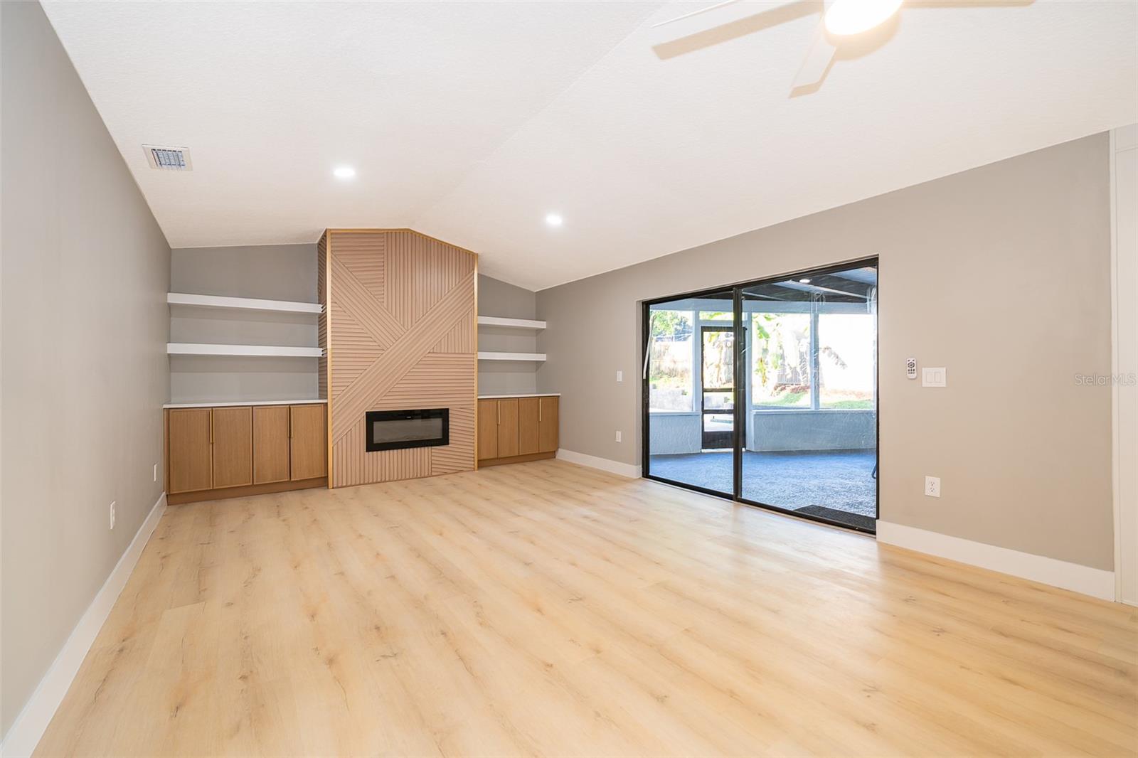 Image 19 of 35 For 201 Lyndhurst Court