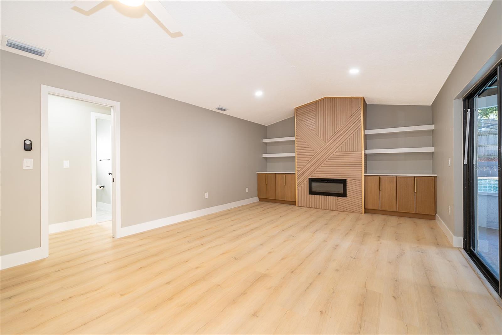 Image 20 of 35 For 201 Lyndhurst Court