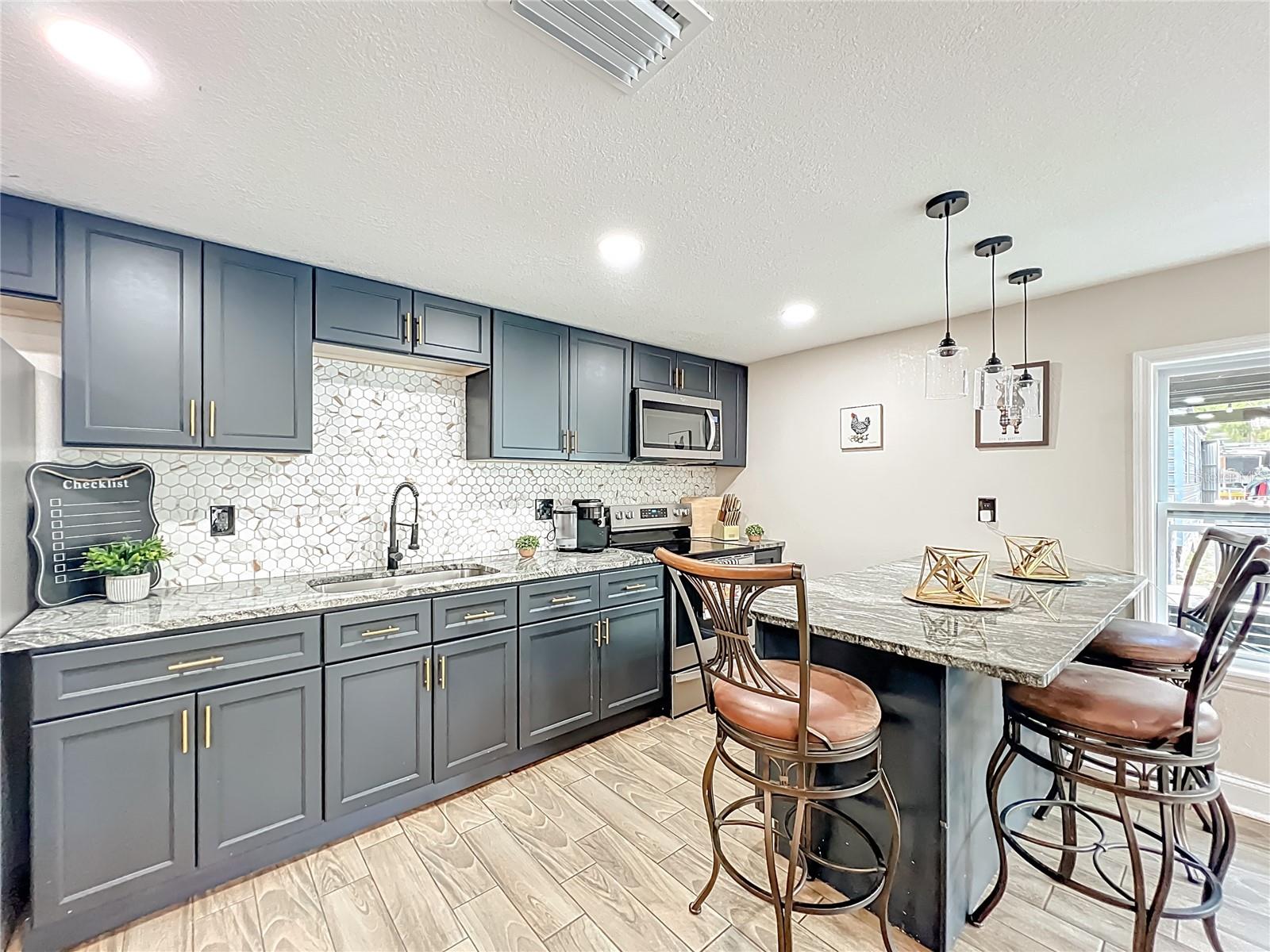 Image 11 of 39 For 638 6th Terrace