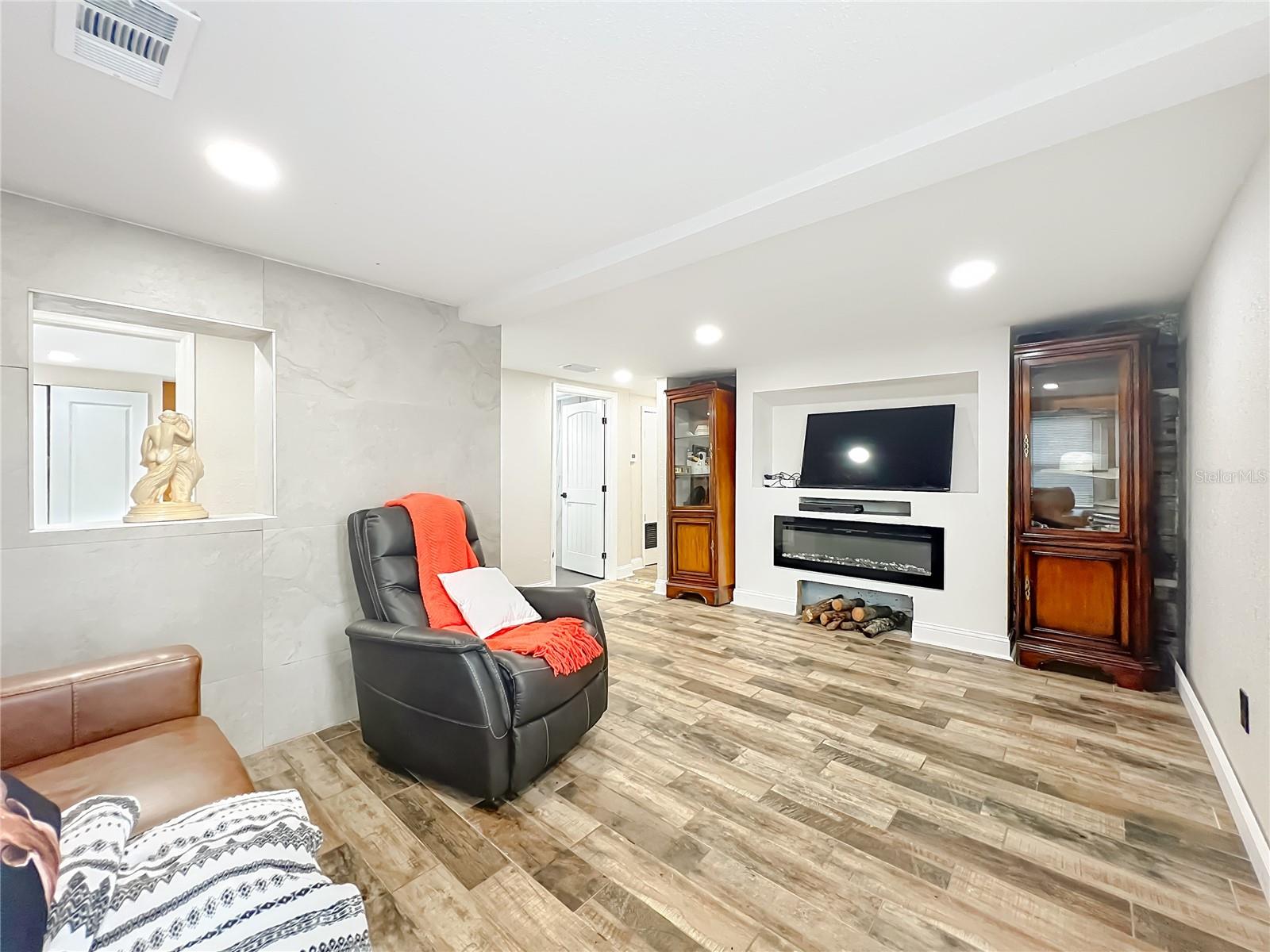 Image 4 of 39 For 638 6th Terrace