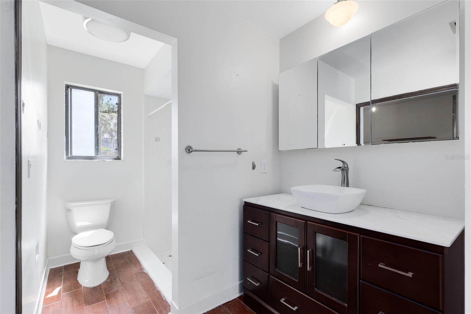 Image 17 of 36 For 270 Queensberry Court