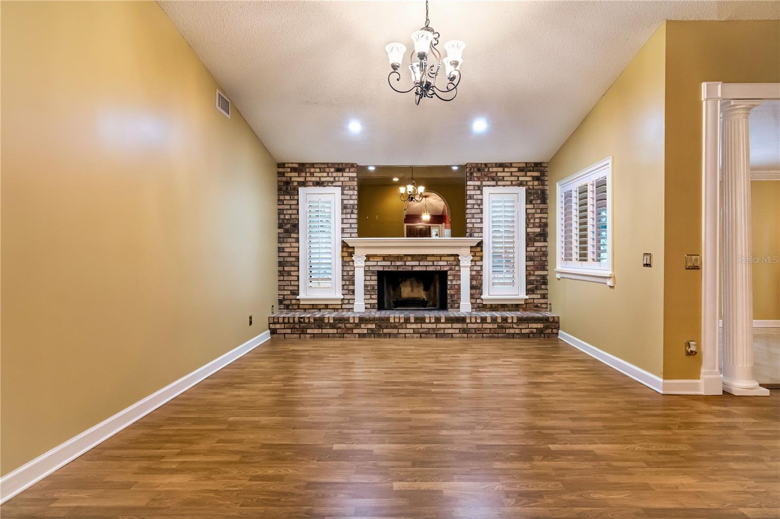 Image 16 of 46 For 950 Lenmore Court