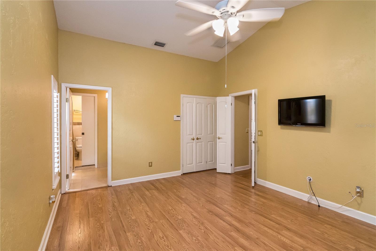 Image 21 of 46 For 950 Lenmore Court
