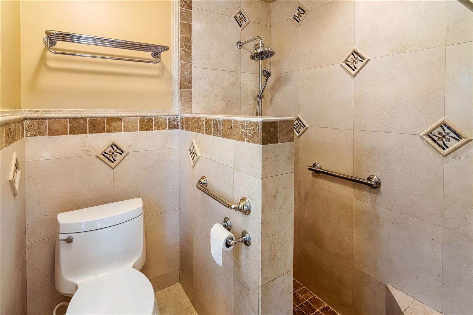 Image 23 of 46 For 950 Lenmore Court