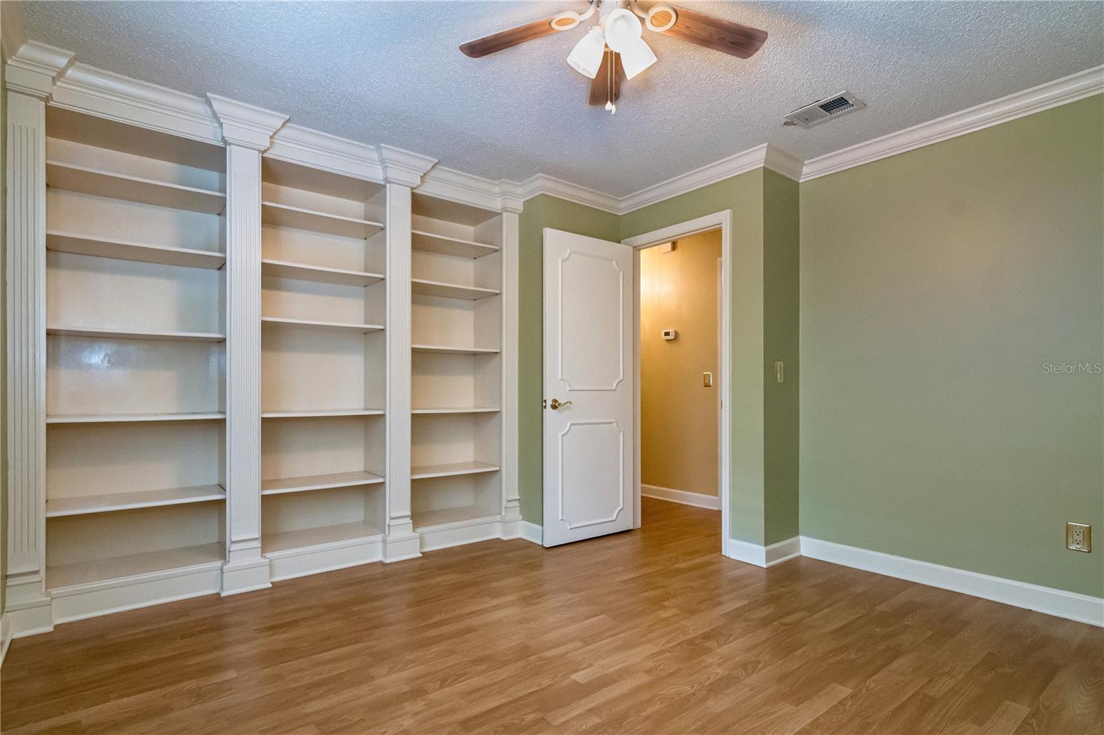 Image 27 of 46 For 950 Lenmore Court