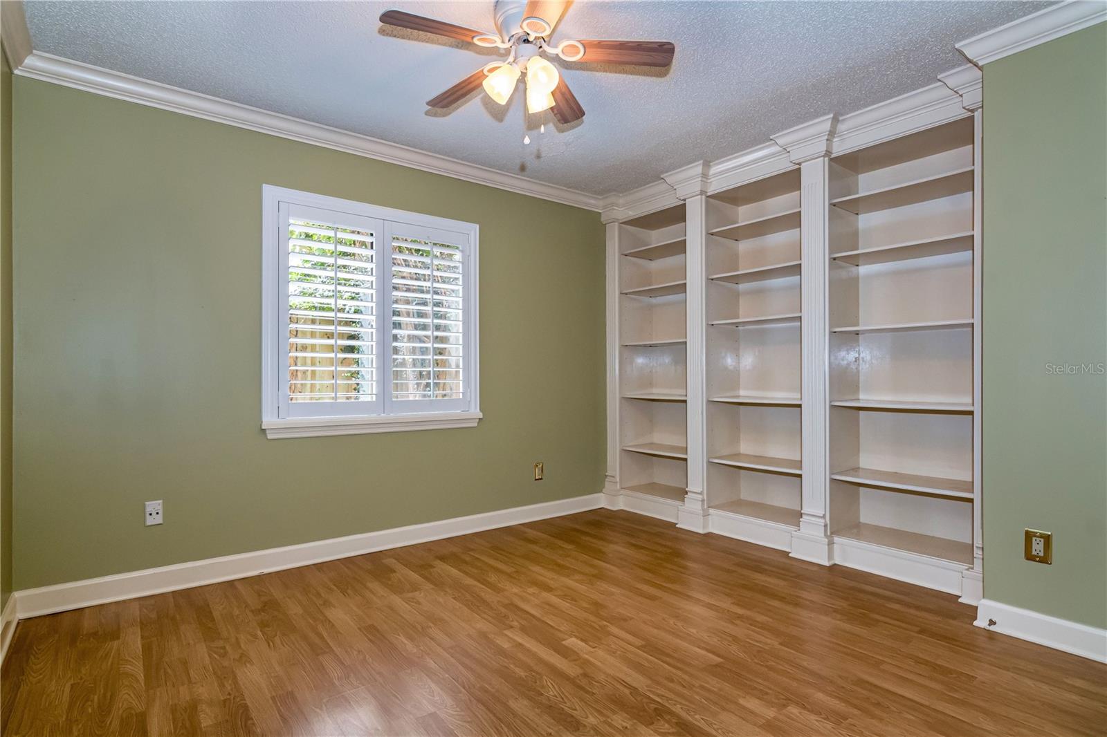 Image 28 of 46 For 950 Lenmore Court