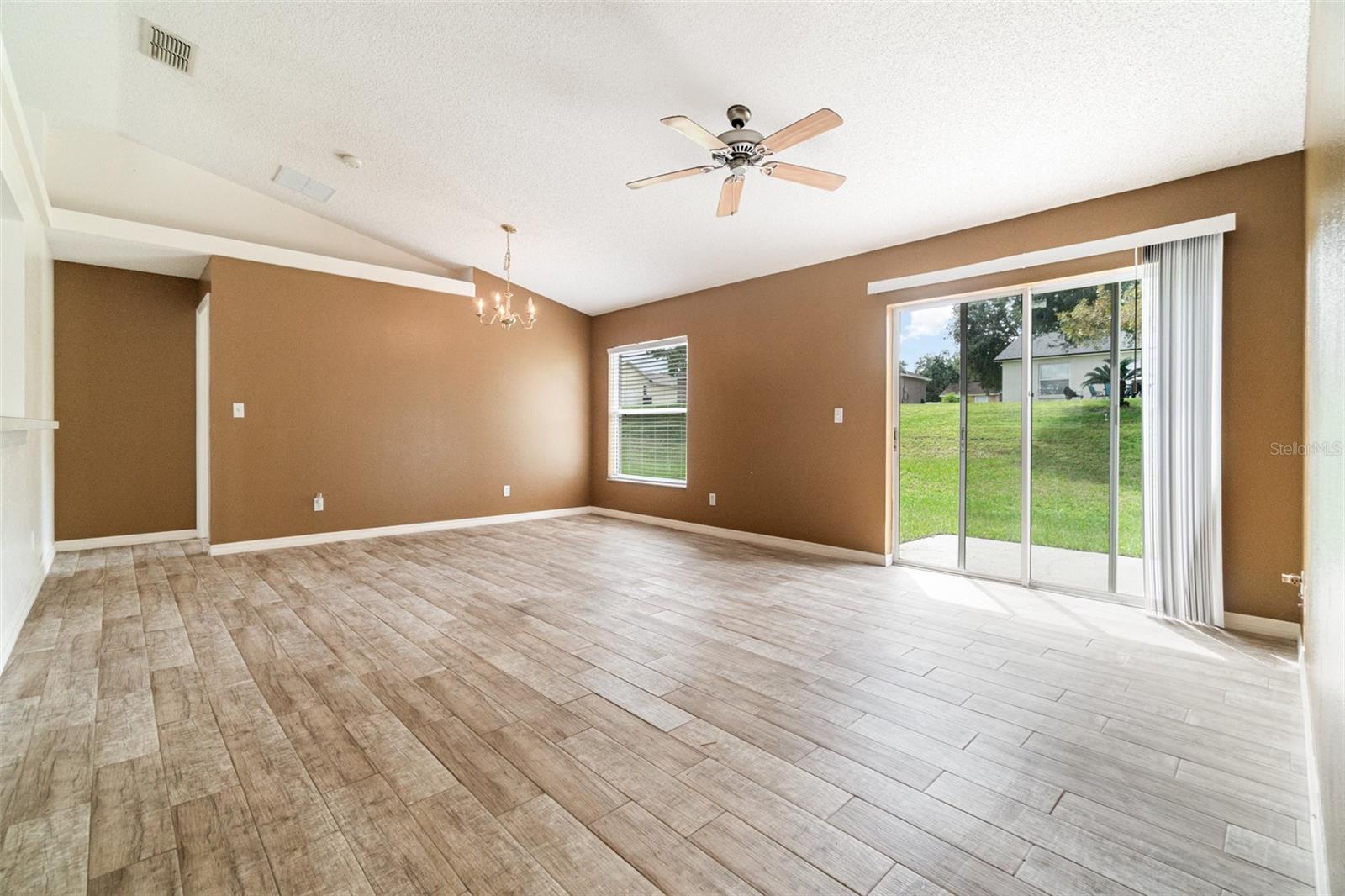 Image 4 of 31 For 11833 Foxglove Drive
