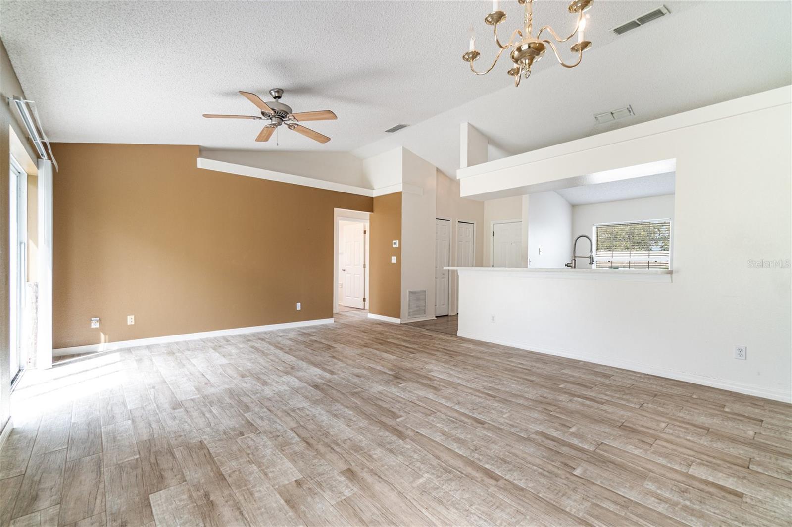 Image 7 of 31 For 11833 Foxglove Drive