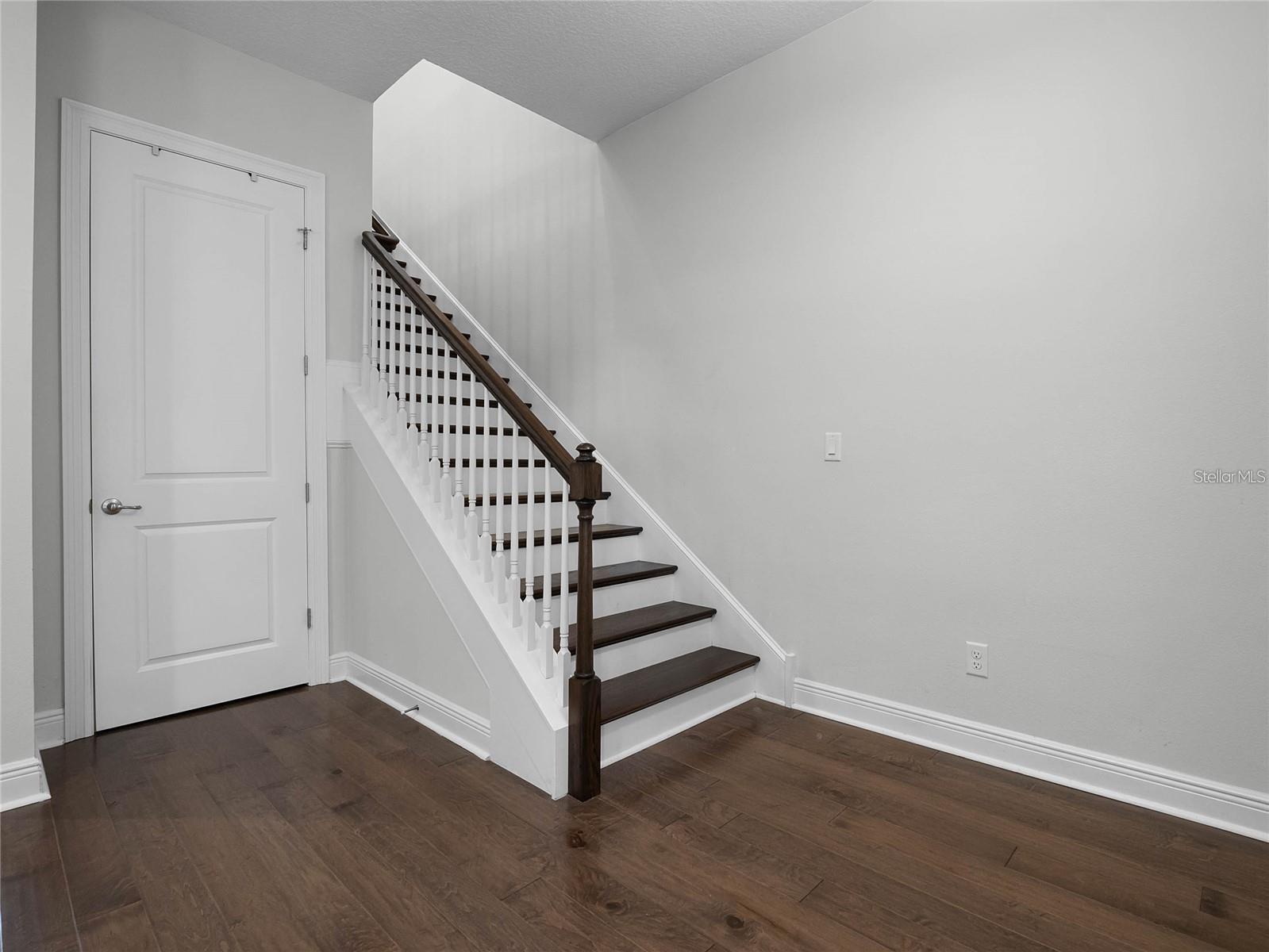 Image 4 of 36 For 8926 Bismarck Palm Drive