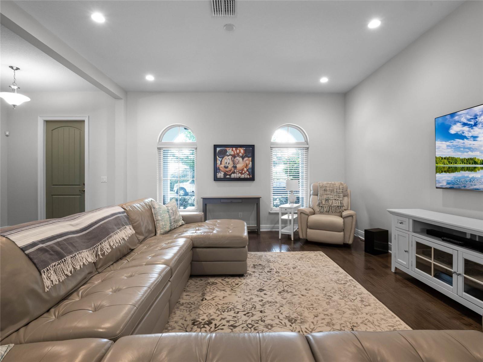 Image 6 of 36 For 8926 Bismarck Palm Drive