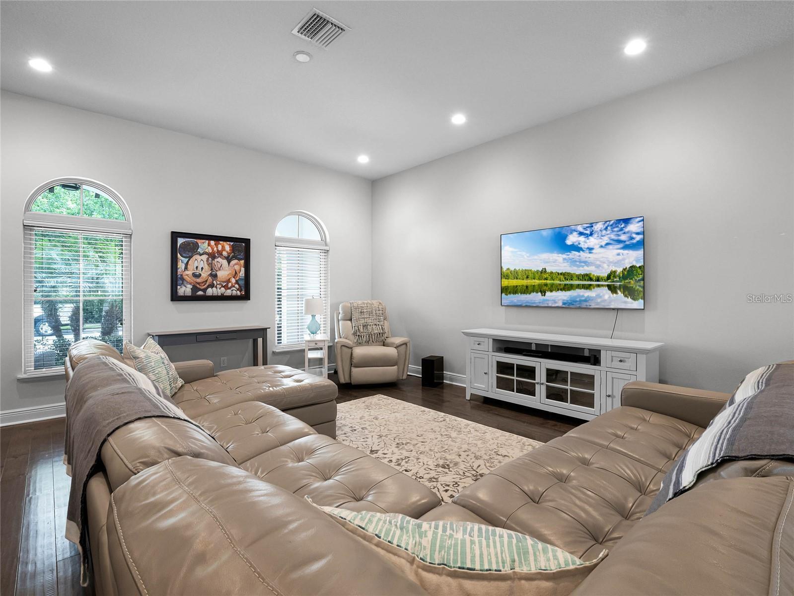 Image 7 of 36 For 8926 Bismarck Palm Drive