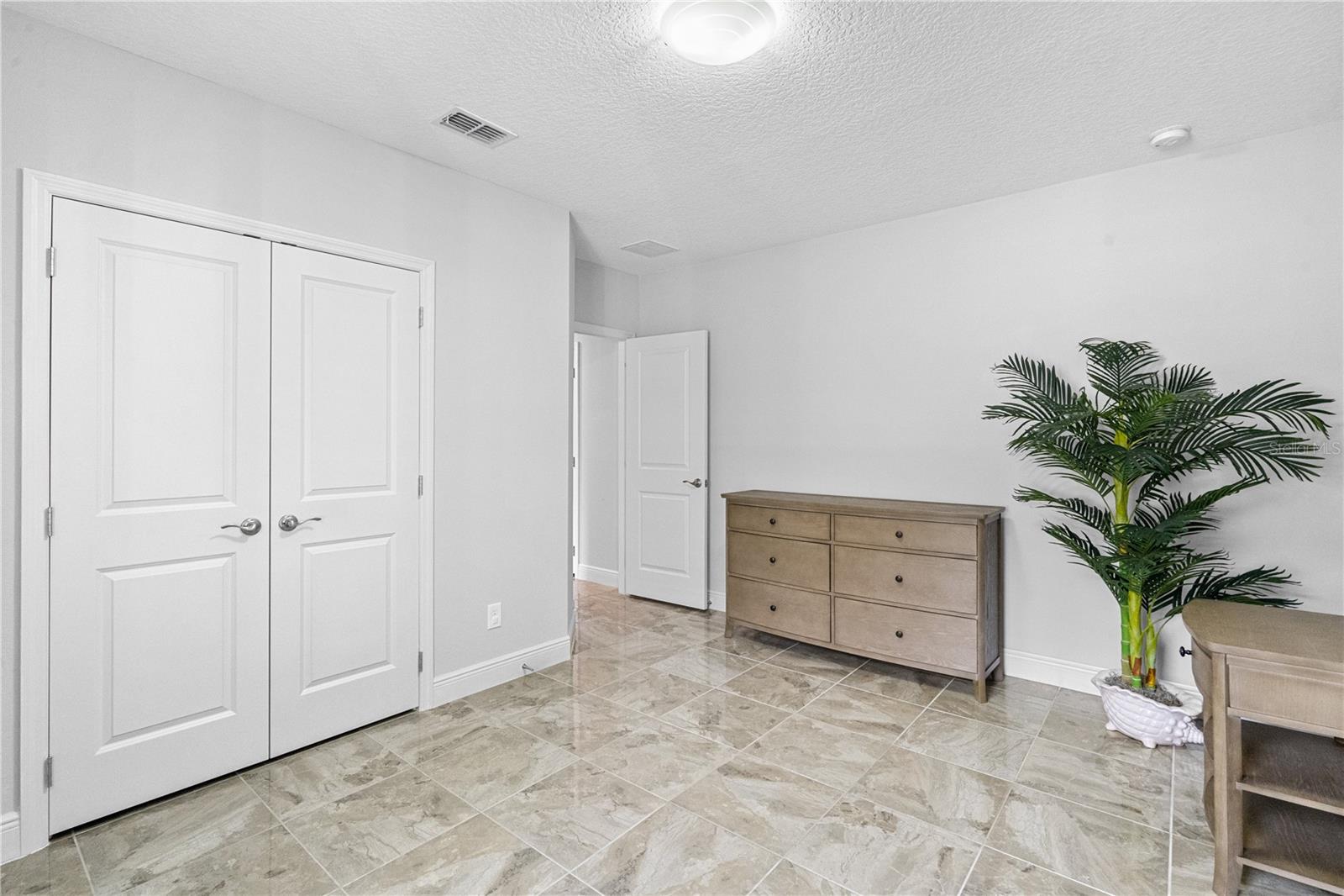 Image 14 of 20 For 2812 Roseglen Way