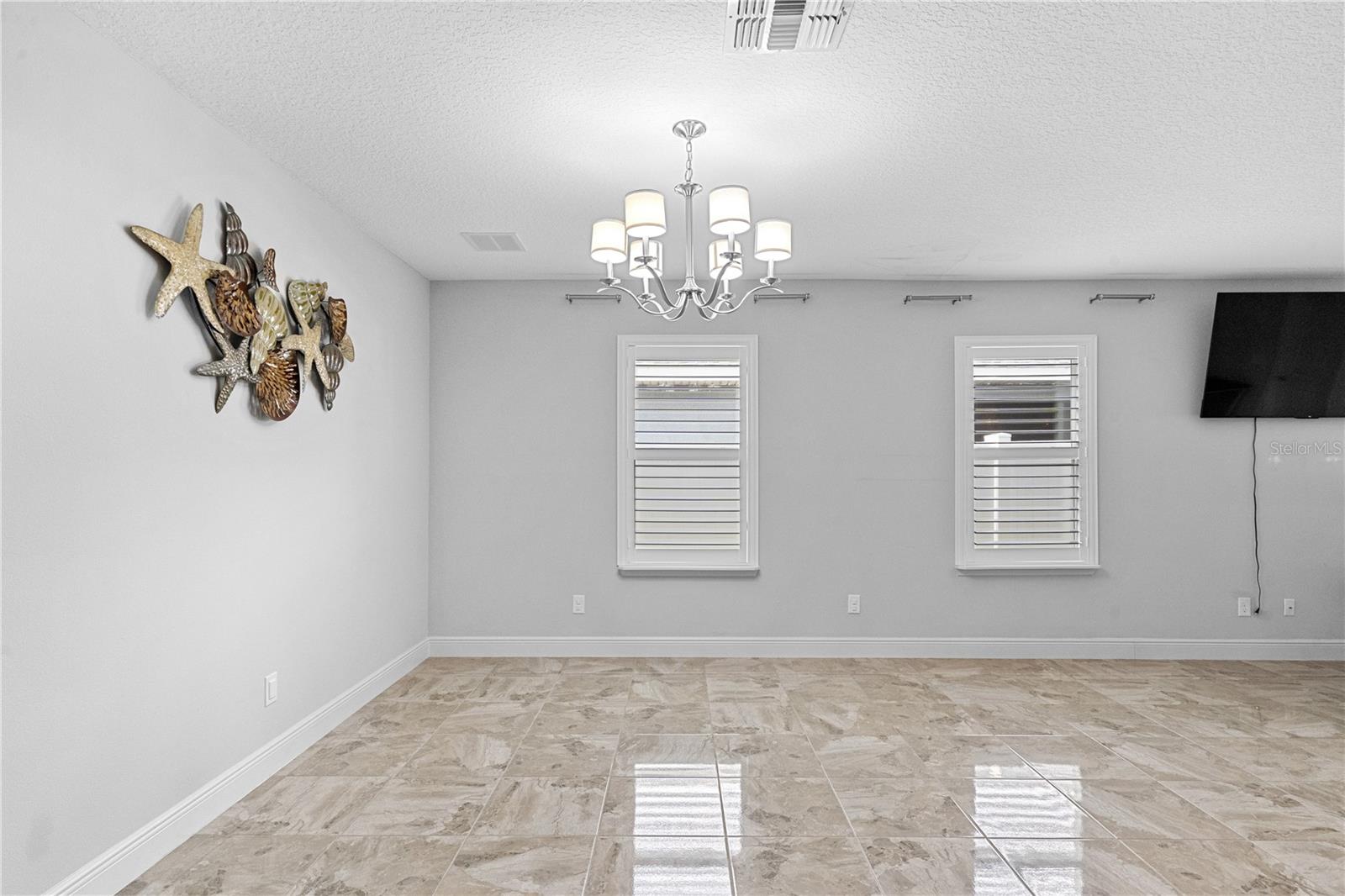 Image 7 of 20 For 2812 Roseglen Way