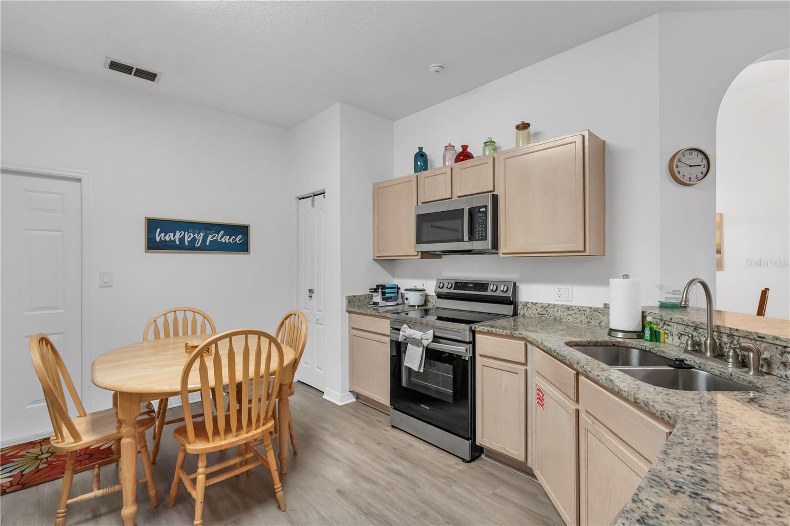 Image 7 of 52 For 8821 Kensington Court