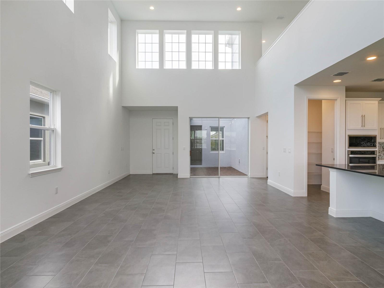 Image 10 of 58 For 18722 Planetree Street