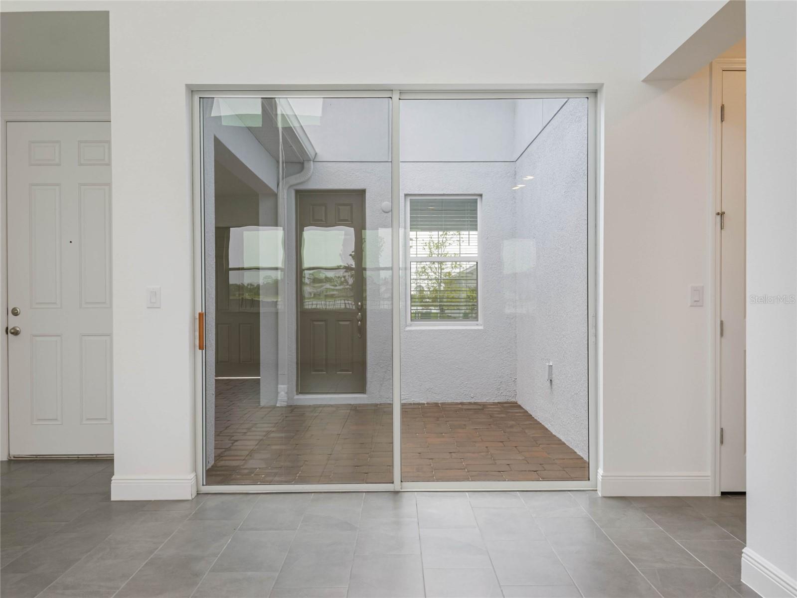 Image 11 of 58 For 18722 Planetree Street