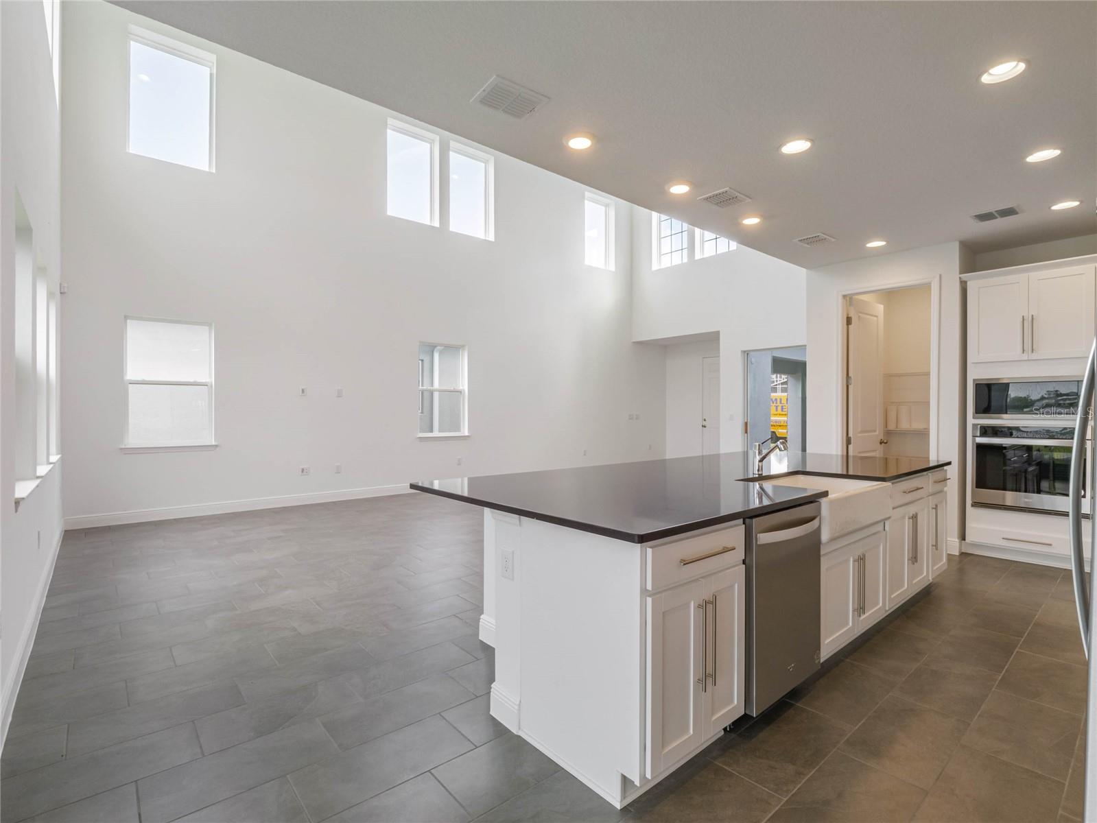 Image 15 of 58 For 18722 Planetree Street