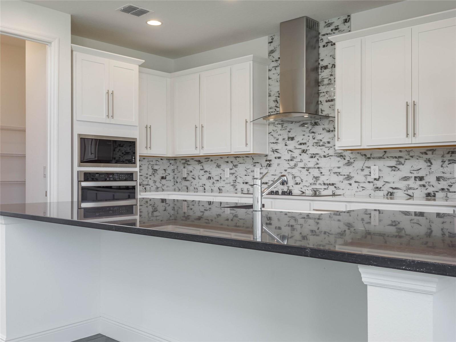 Image 17 of 58 For 18722 Planetree Street