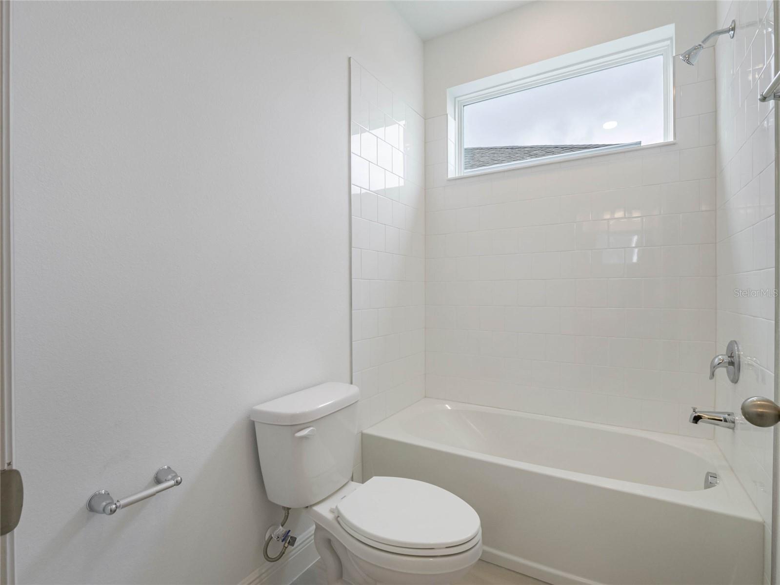 Image 23 of 58 For 18722 Planetree Street