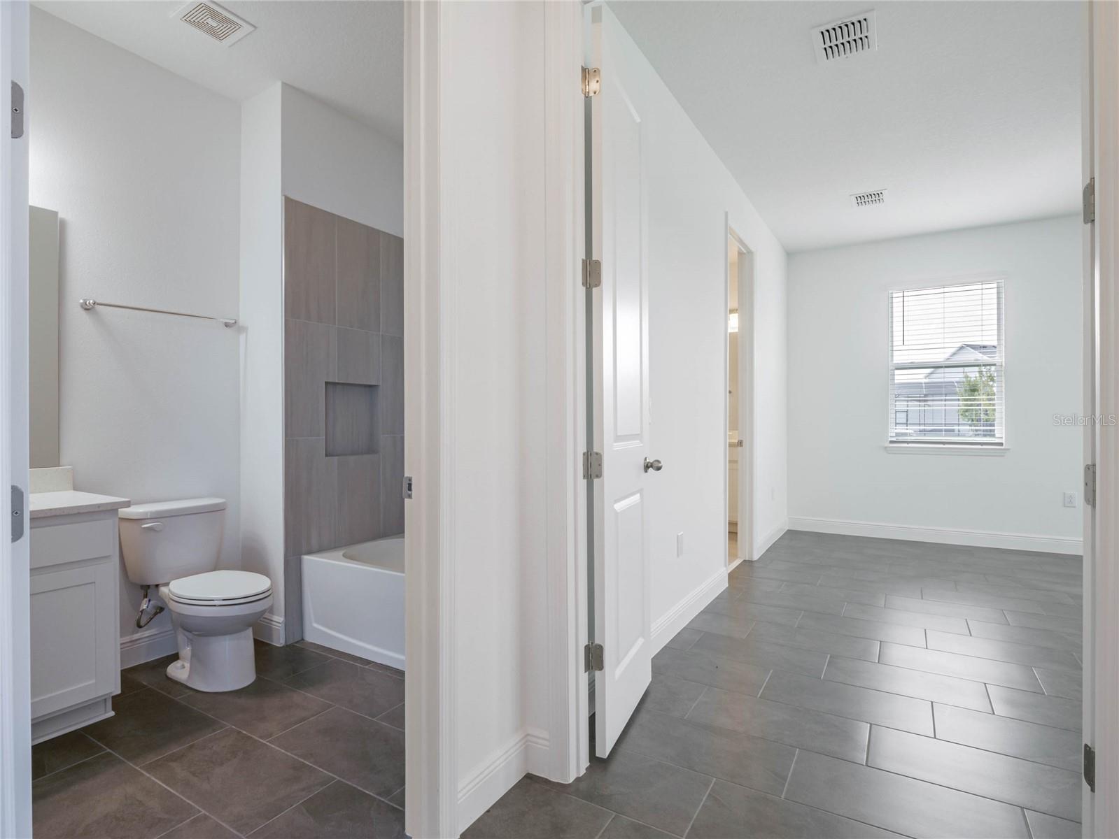 Image 31 of 58 For 18722 Planetree Street