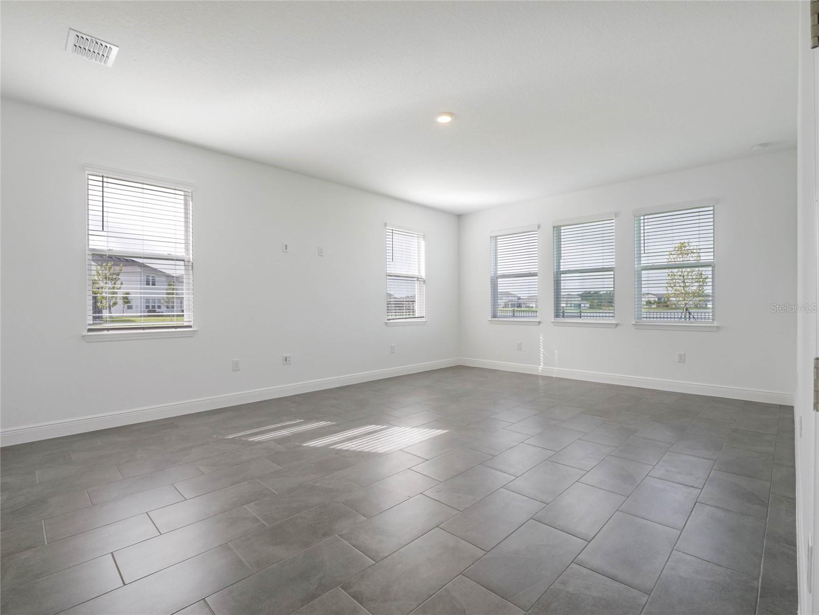 Image 33 of 58 For 18722 Planetree Street