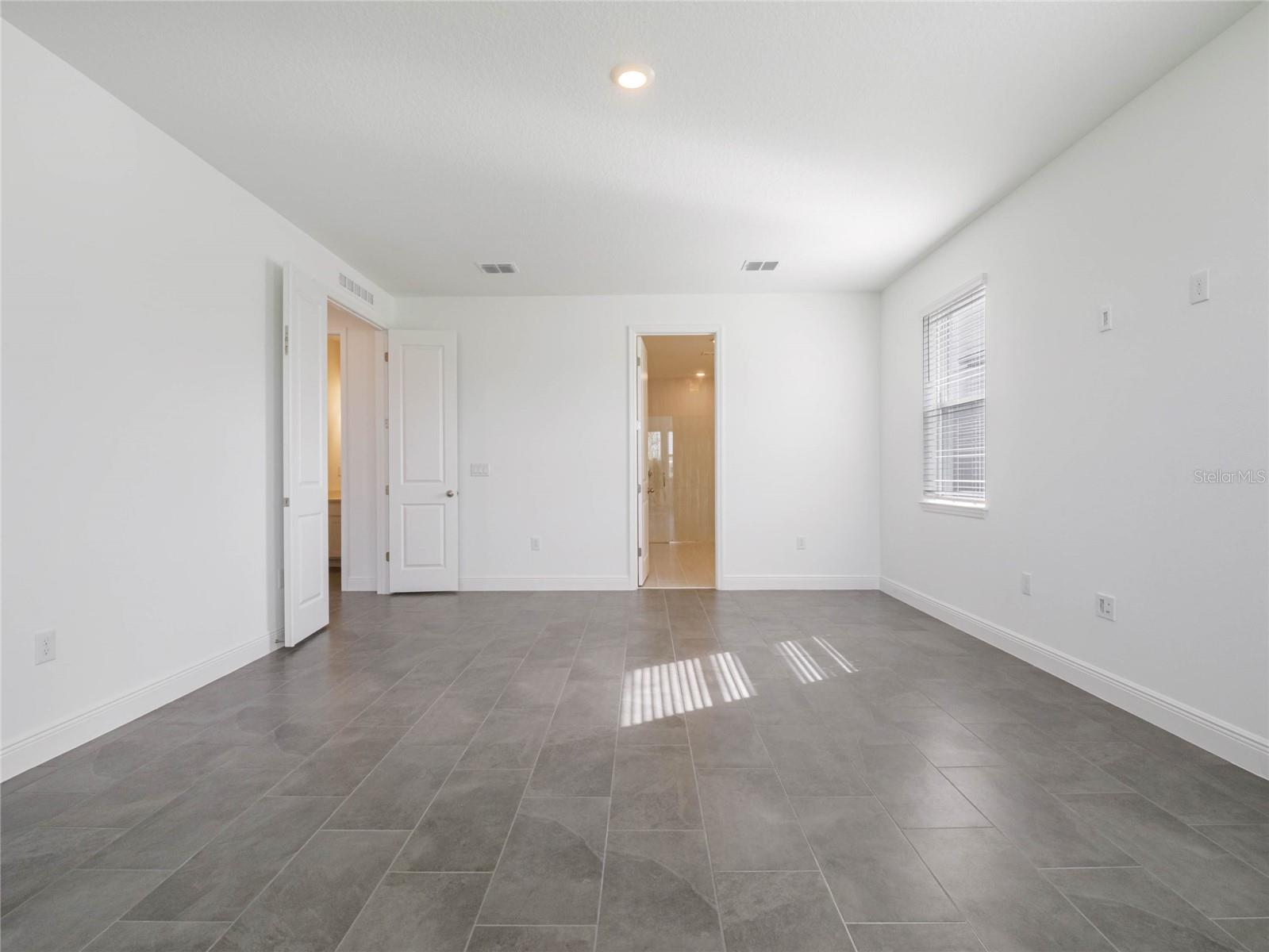 Image 34 of 58 For 18722 Planetree Street
