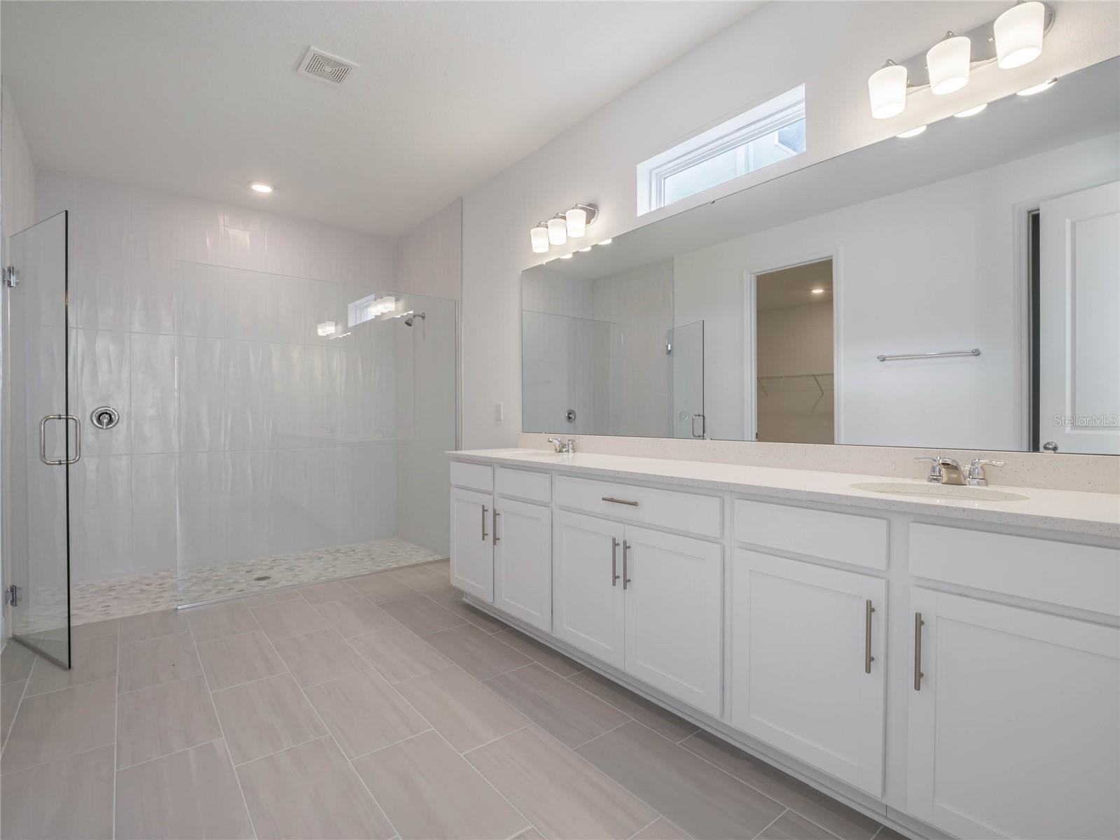 Image 36 of 58 For 18722 Planetree Street