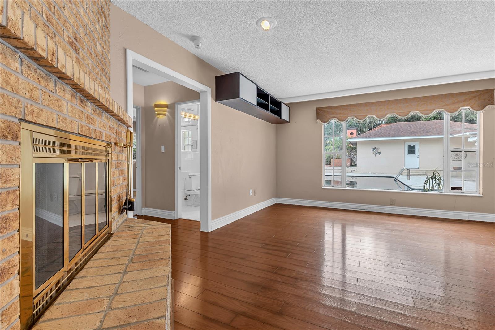Image 19 of 50 For 1325 Lake Otis Drive