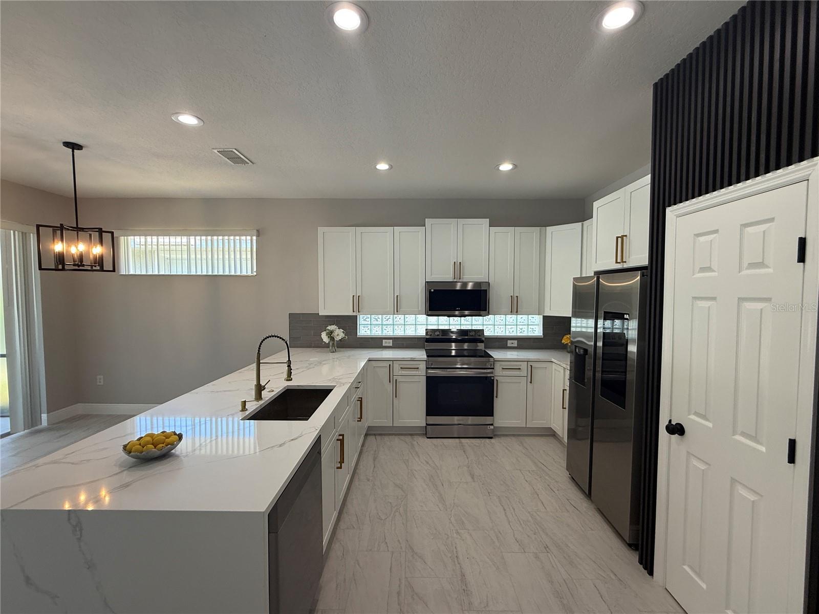 Image 23 of 54 For 2933 Sunset Vista Boulevard