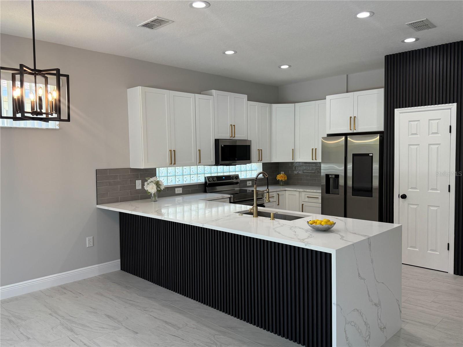 Image 33 of 54 For 2933 Sunset Vista Boulevard