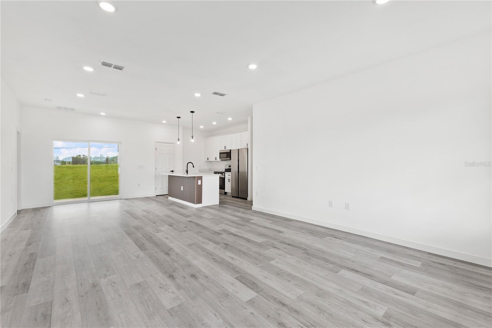 Image 11 of 37 For 916 Desmoines Way