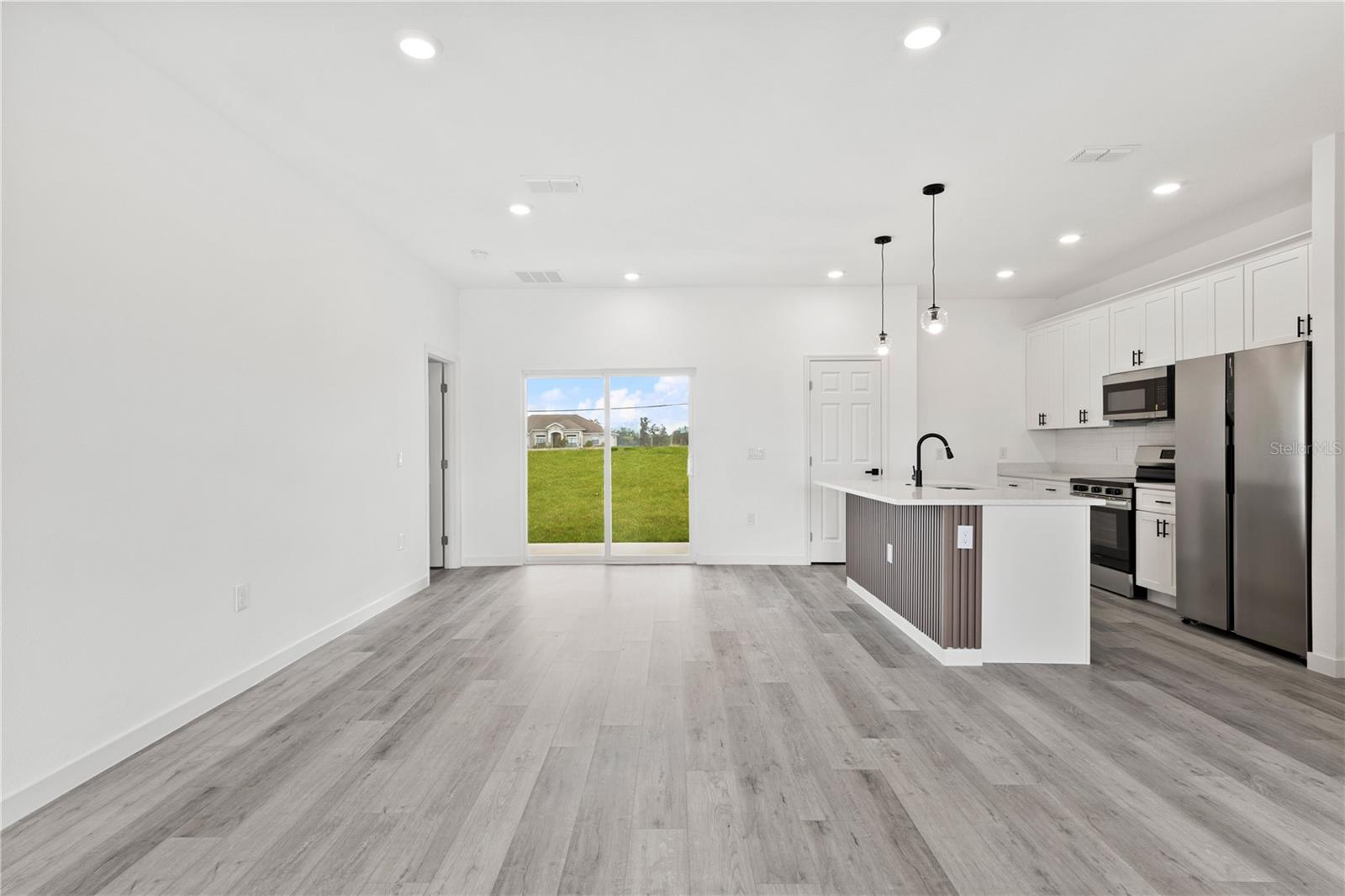 Image 12 of 37 For 916 Desmoines Way