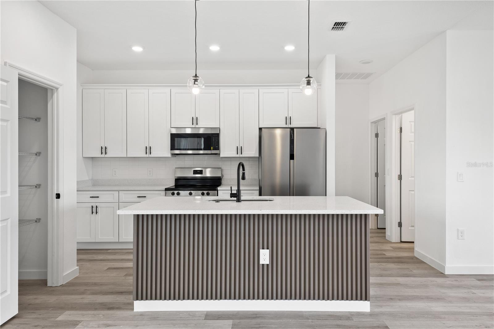 Image 13 of 37 For 916 Desmoines Way