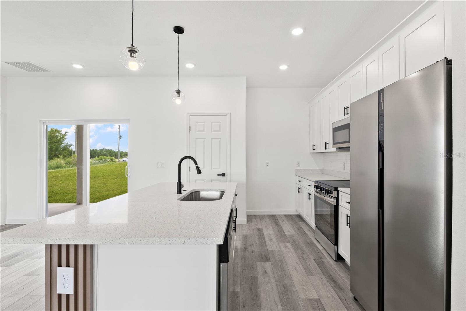 Image 14 of 37 For 916 Desmoines Way