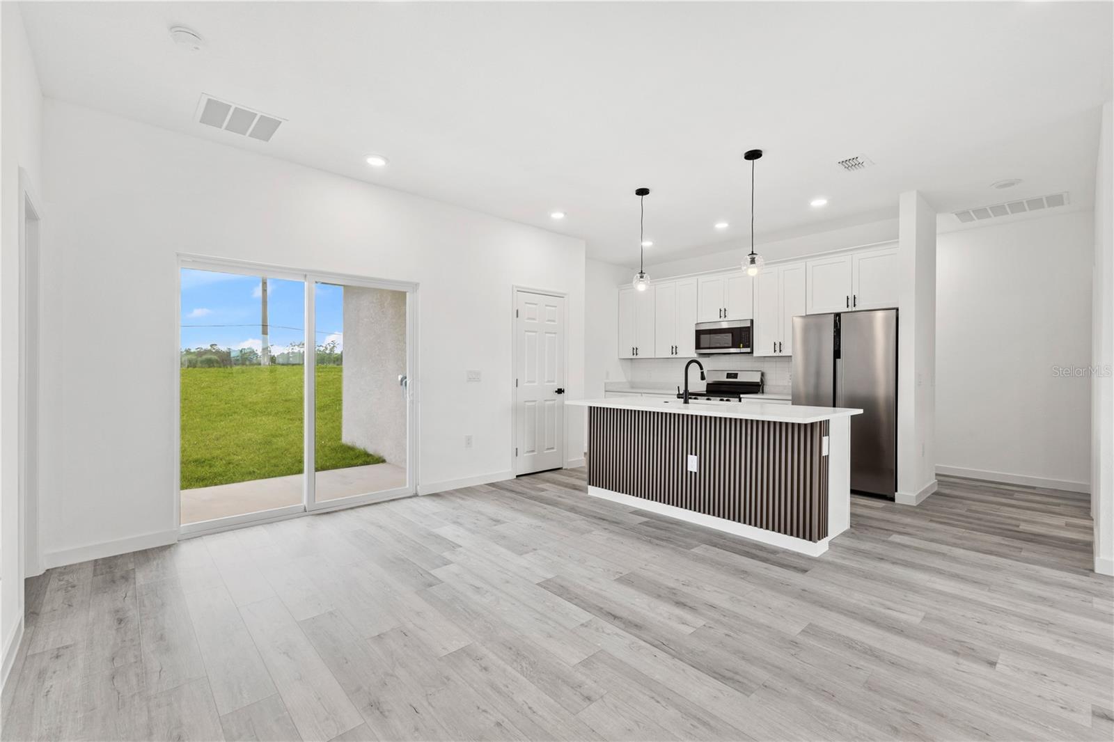 Image 16 of 37 For 916 Desmoines Way