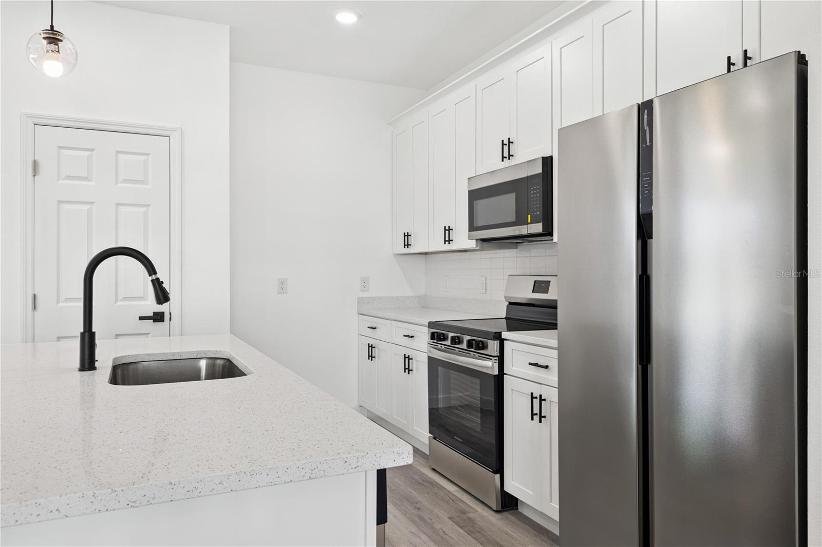 Image 17 of 37 For 916 Desmoines Way