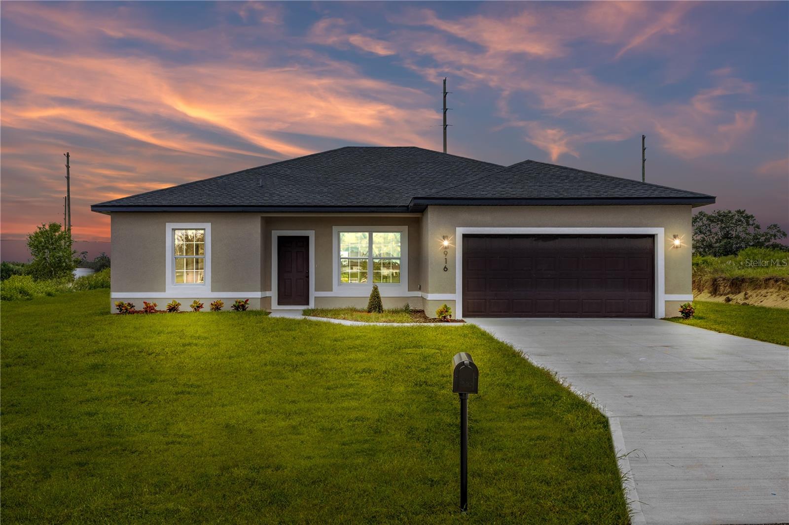 Image 2 of 37 For 916 Desmoines Way