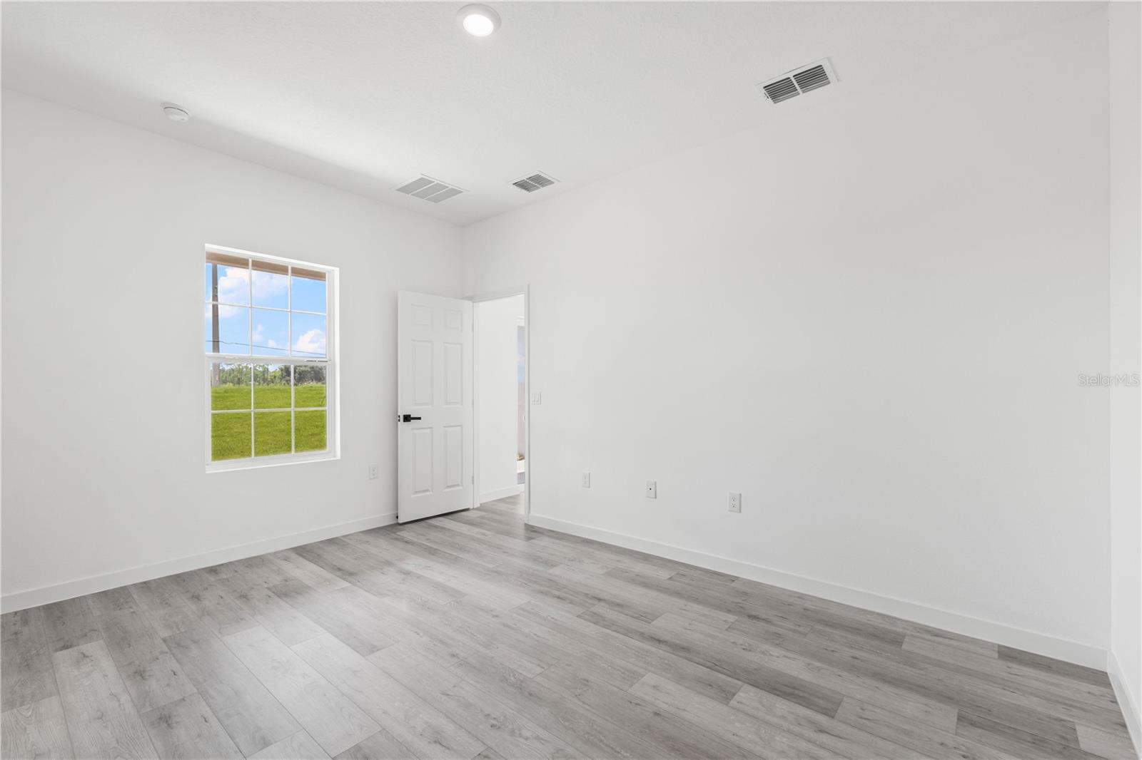 Image 20 of 37 For 916 Desmoines Way