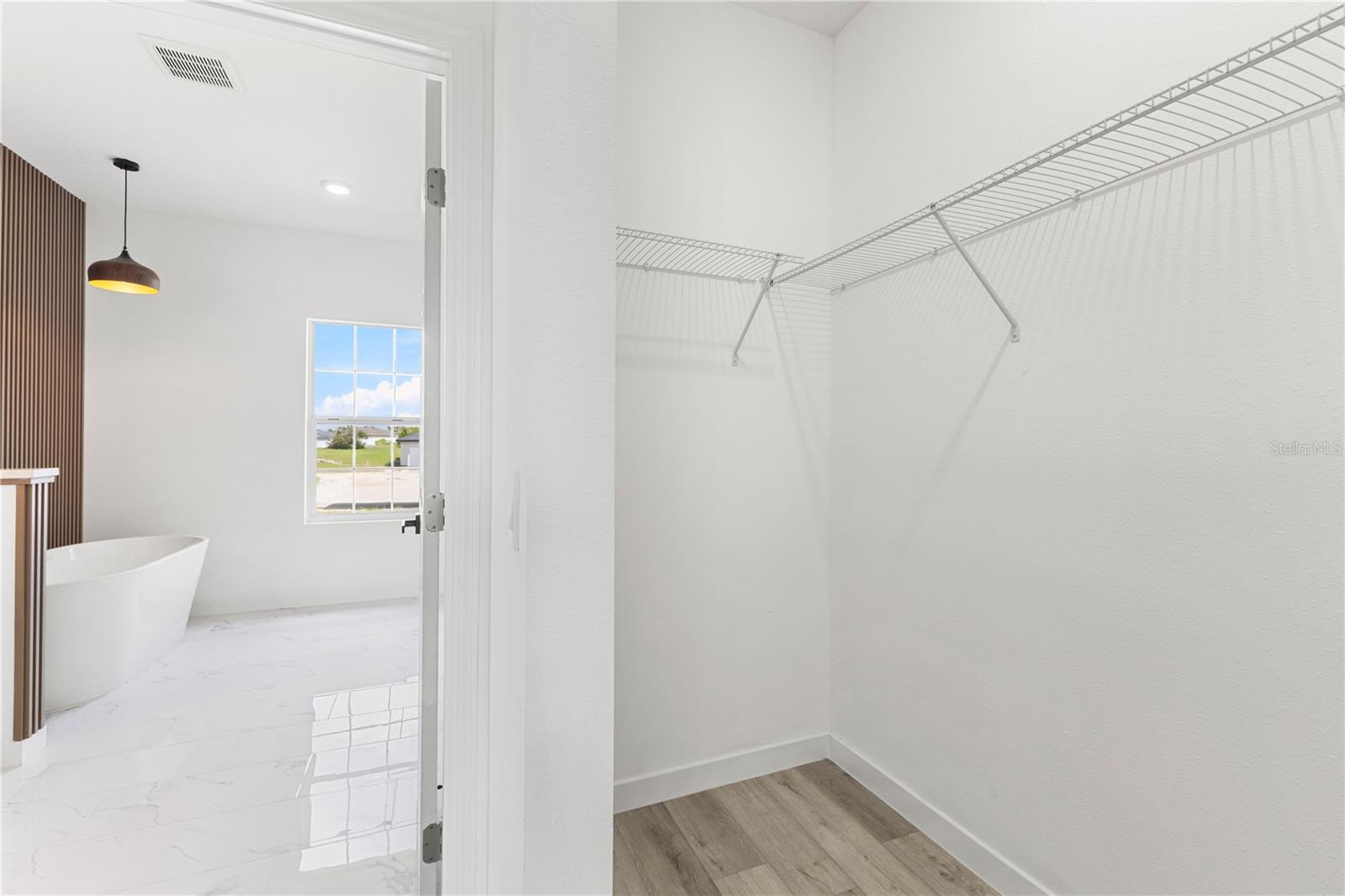 Image 22 of 37 For 916 Desmoines Way