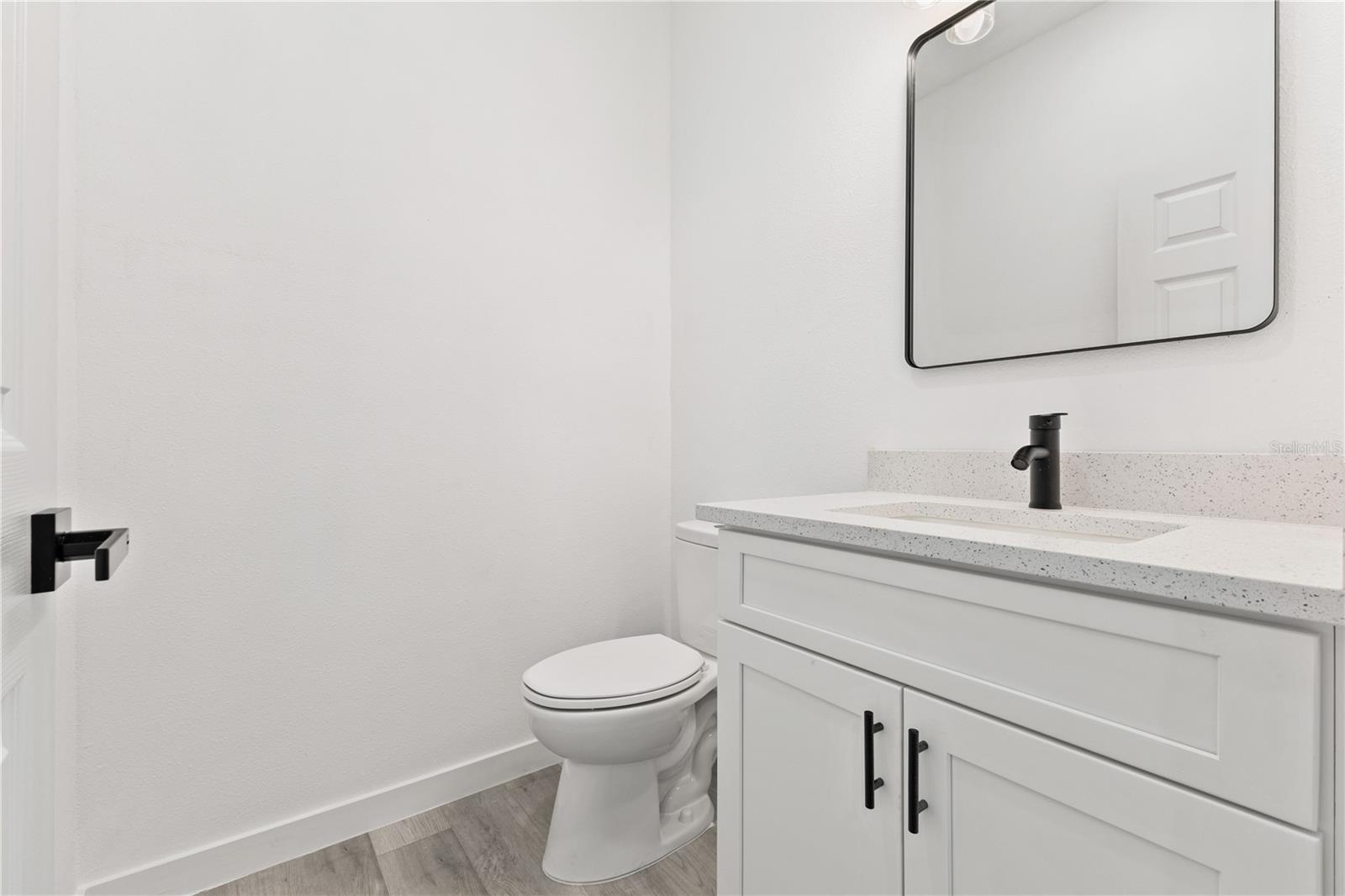 Image 27 of 37 For 916 Desmoines Way